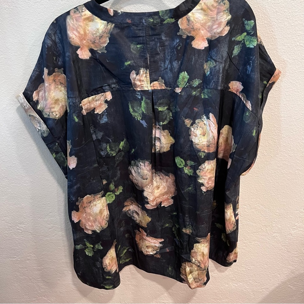 👚SOLD OUT 👚 Tahari Women’s Blouse. Size 3X. Floral Prints. 100% Polyester - Picture 2 of 10